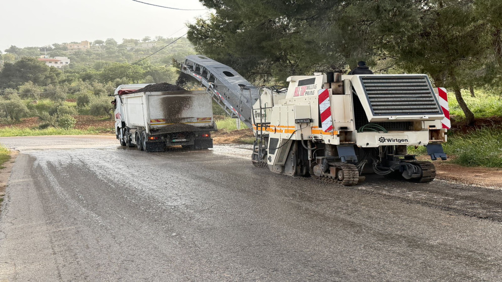 الاشغال تبدا مشروع صيانة وتعبيد طرق الزرقاء