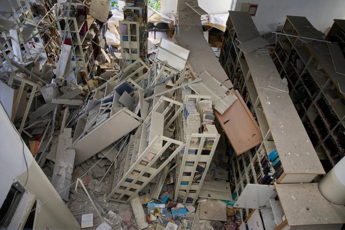 انتشال جثث اسرائيليين بحيفا بعد قصف صاروخي ايراني