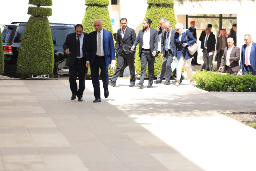 النواب اثناء قدومهم للقبه (صور)