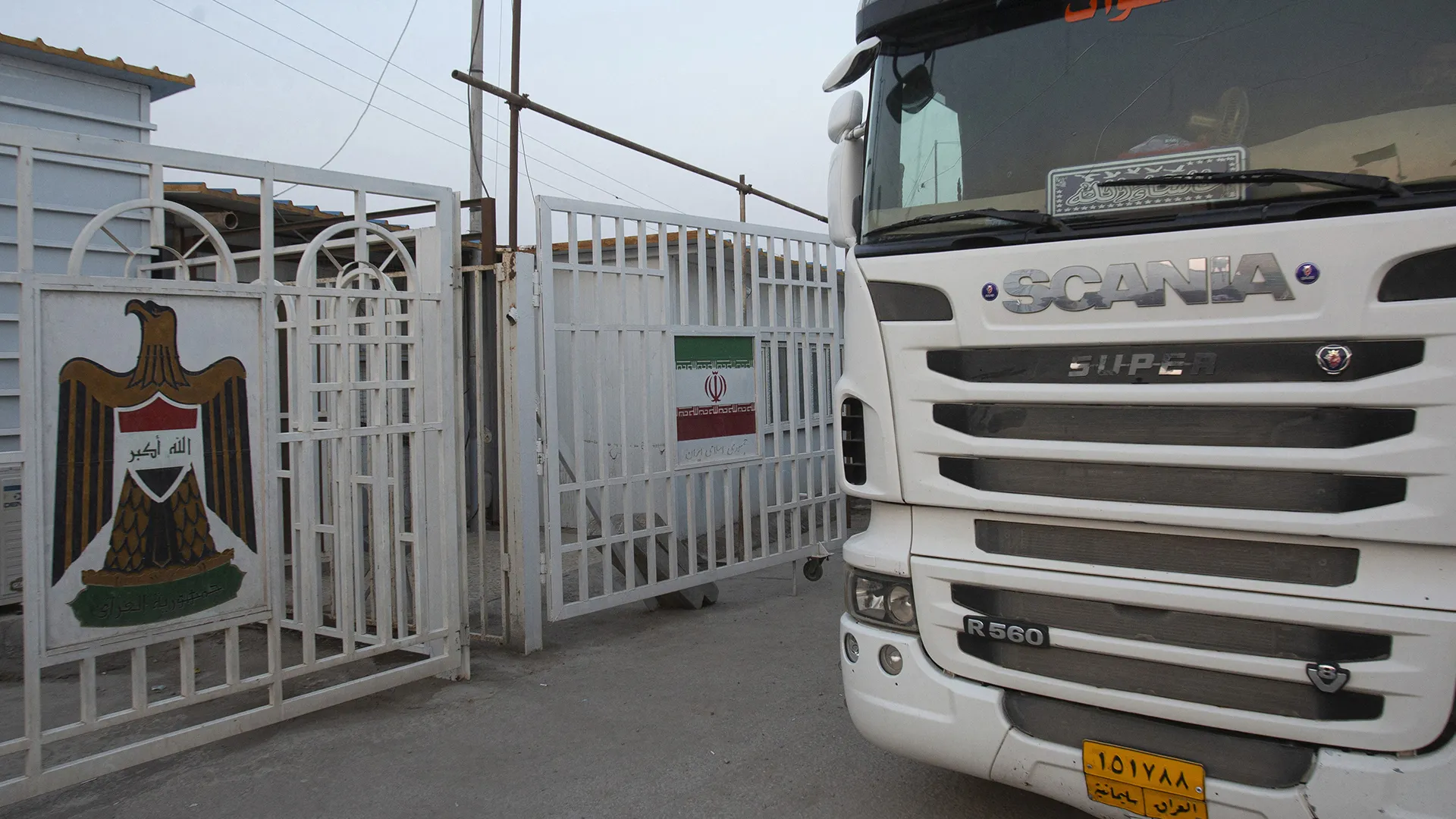 سائقو الشاحنات عالقون بمعبر الشلامجة تفاصيل معاناة على الحدود العراقية الايرانية