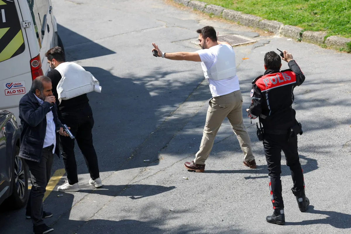 مقتل 3 واصابة شرطيين في اعتداء قرب قنصلية اسرائيل باسطنبول