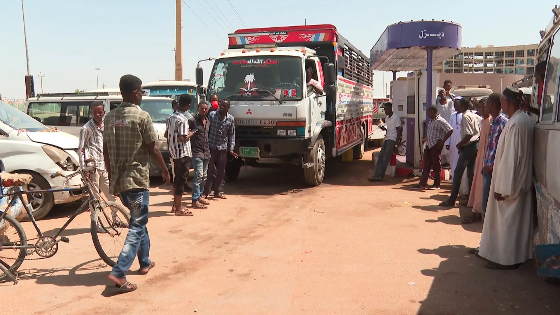 ازمة وقود تخنق معيشة السودانيين مع ارتفاع الاسعار