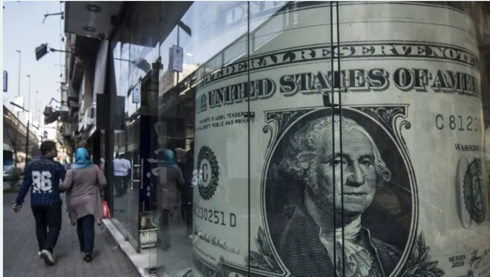 مصر تلاحق تجار العملة للسيطرة على السوق السوداء