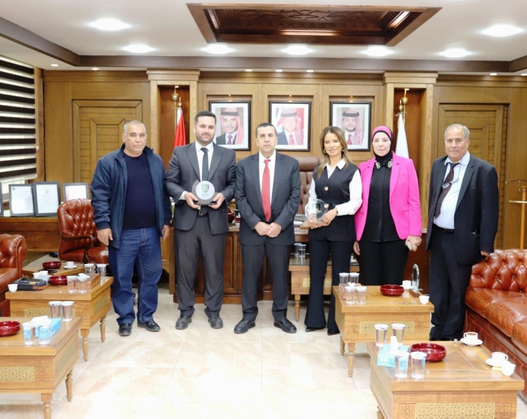 العجلوني يكرّم طلبة كلية الدراسات العليا