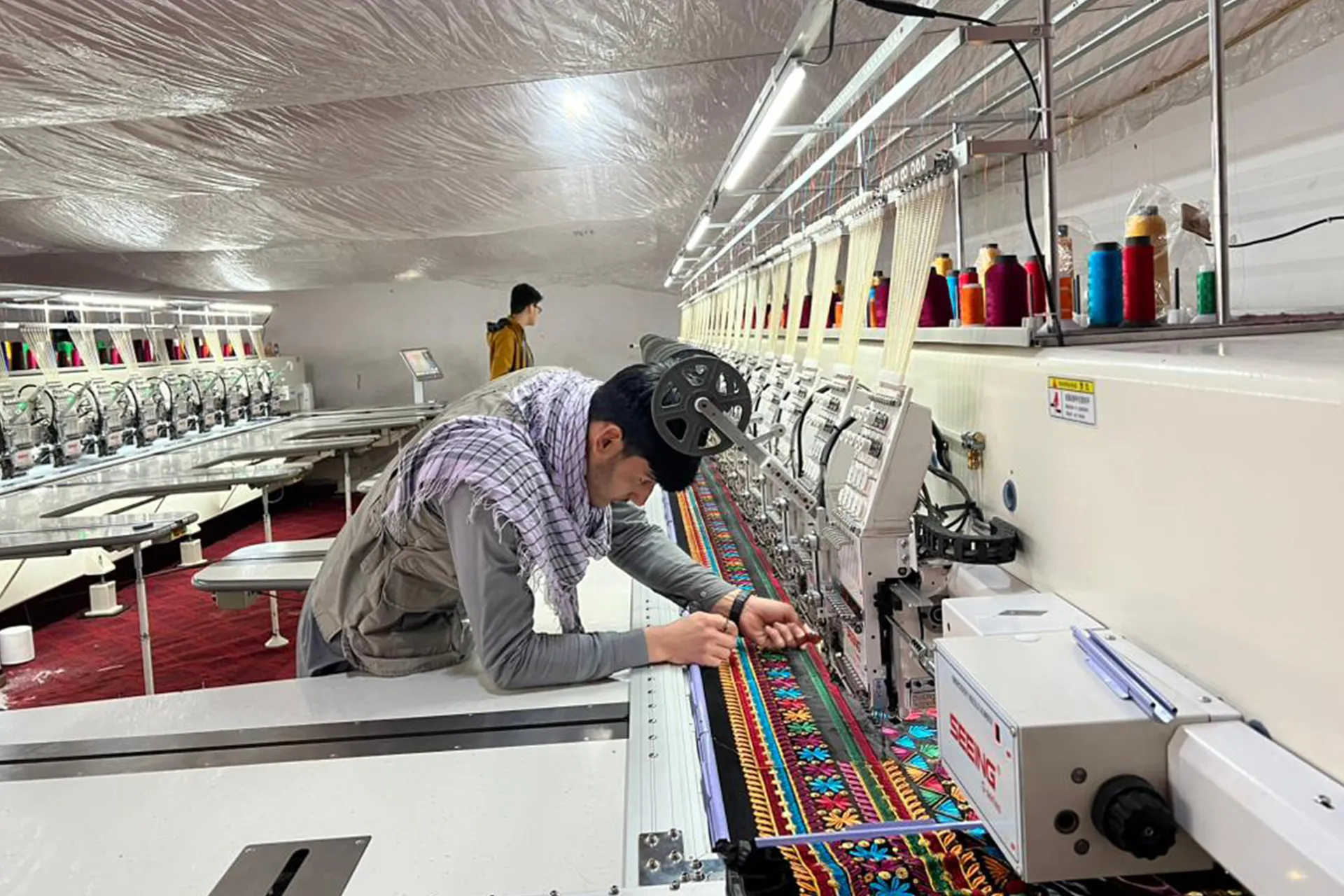 عودة لاجئين تنعش مصانع كابل رغم التحديات