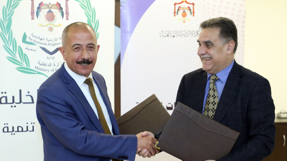 الداخلية والاحصاءات توقعان مذكرة لتبادل البيانات وتطوير التخطيط