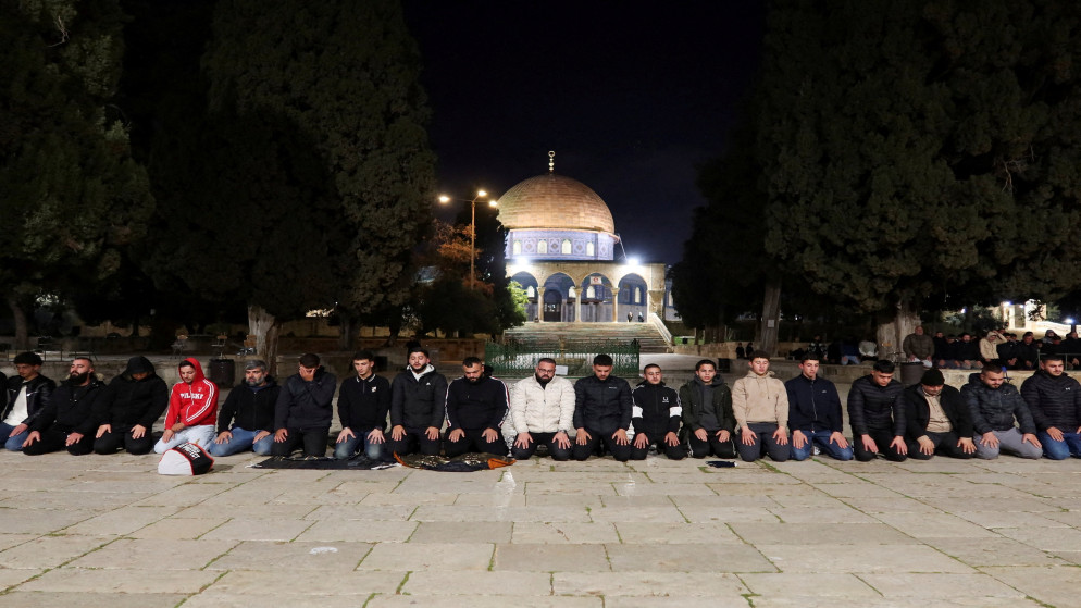 3 الاف مصل يؤدون صلاة الفجر في المسجد الاقصى رغم القيود