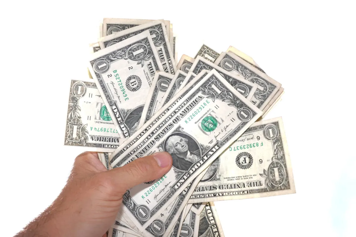 تذبذب الدولار وسط ترقب هش للهدنة الامريكية الايرانية