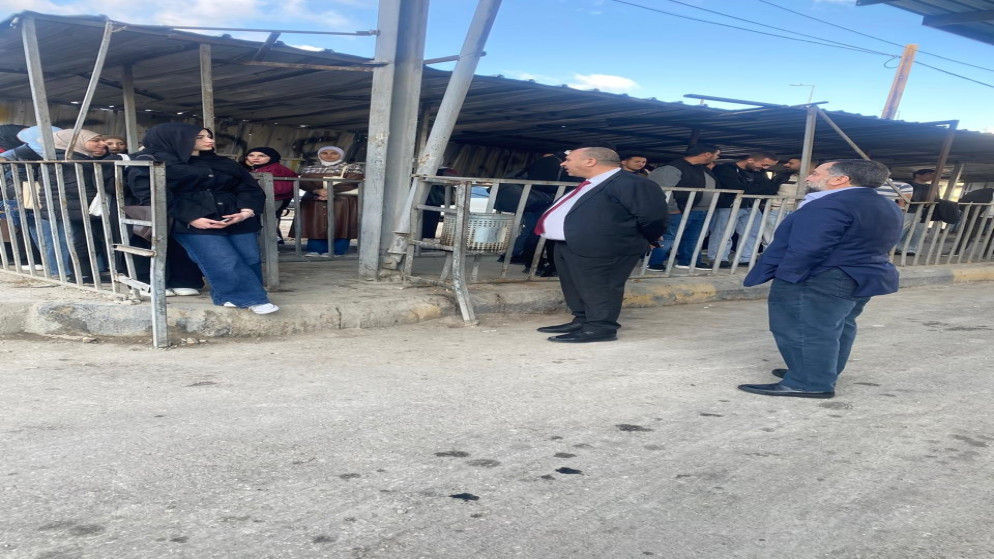 مدير النقل البري يتفقد خدمات النقل بمجمع المحطة