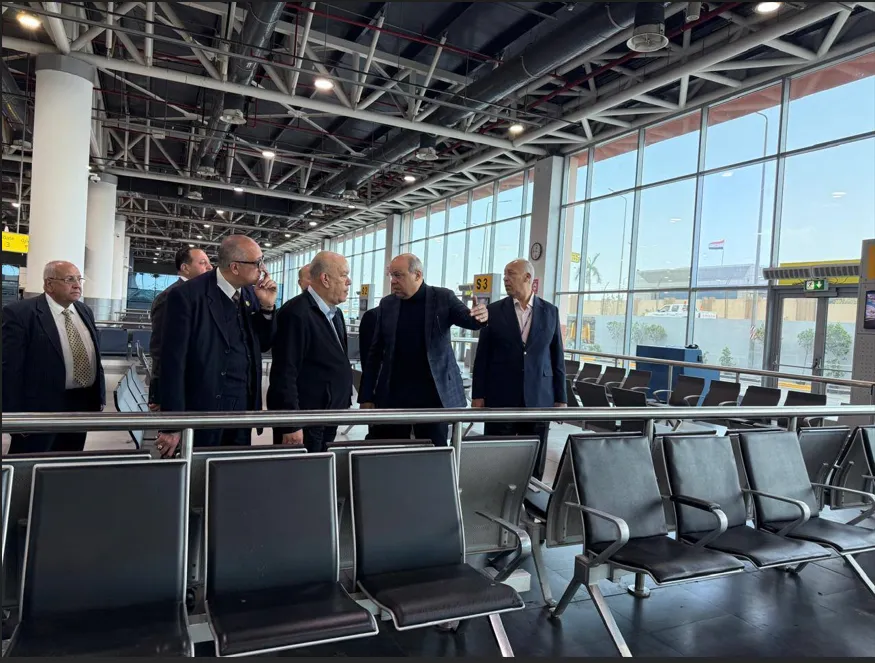 الغاء بطاقات الجوازات الورقية في مطار القاهرة لتيسير السفر