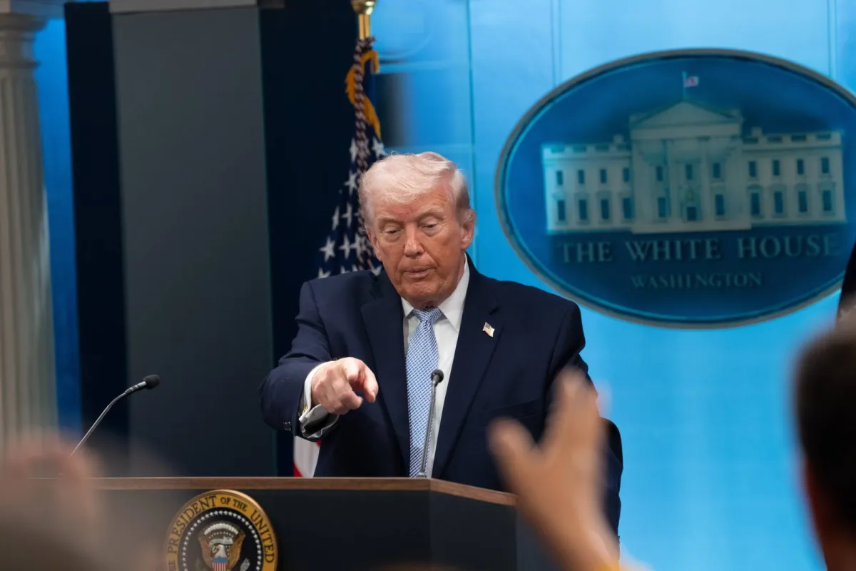 ترمب يحذر ايران بشأن مضيق هرمز ويتفاءل باتفاق مع طهران