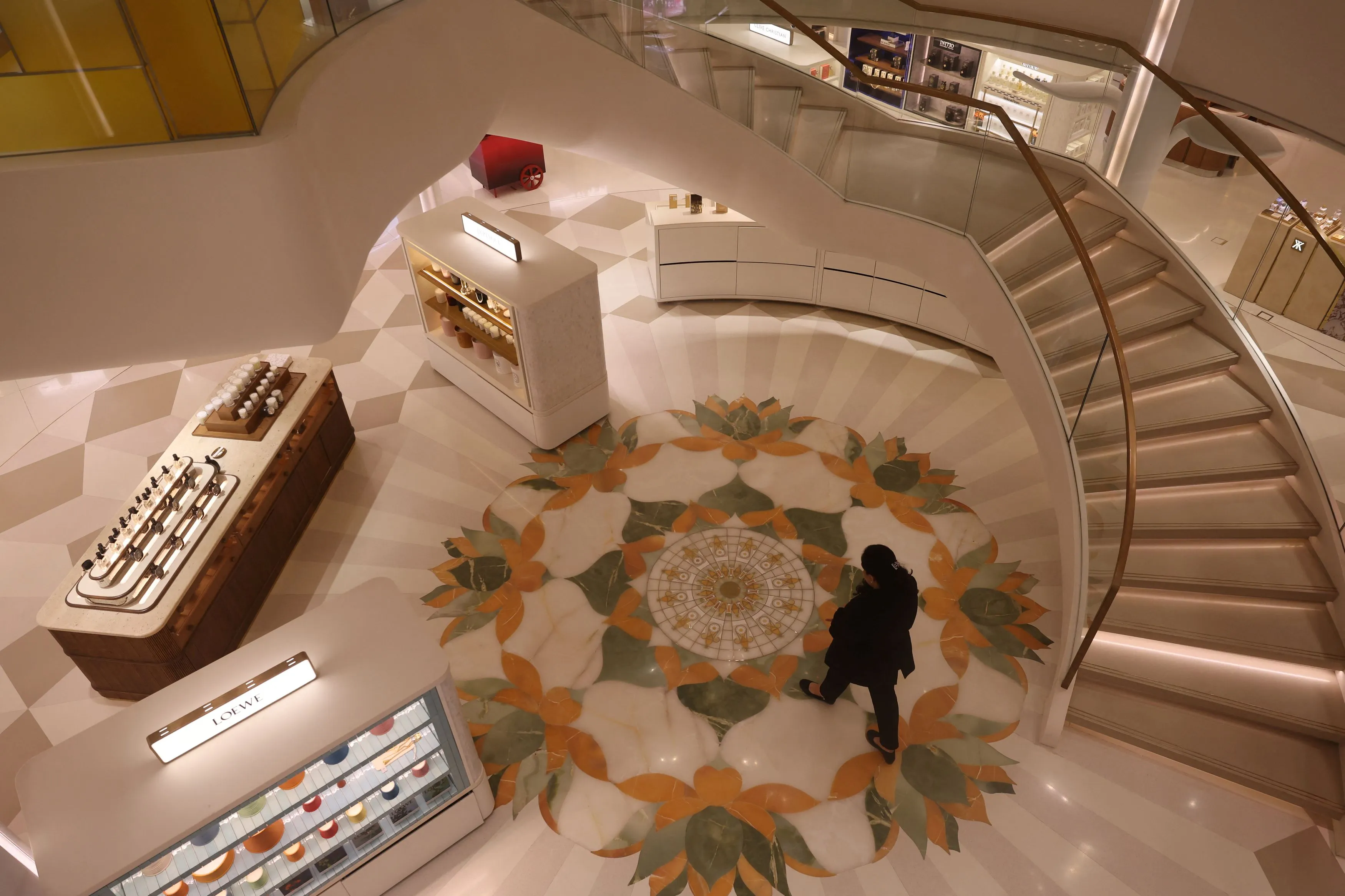 الحرب تخفض 100 مليار دولار من سوق السلع الفاخرة