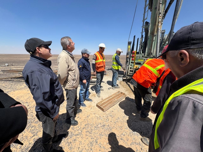 الخرابشة يتفقد مشاريع التنقيب عن الفوسفات في جنوب الأردن 