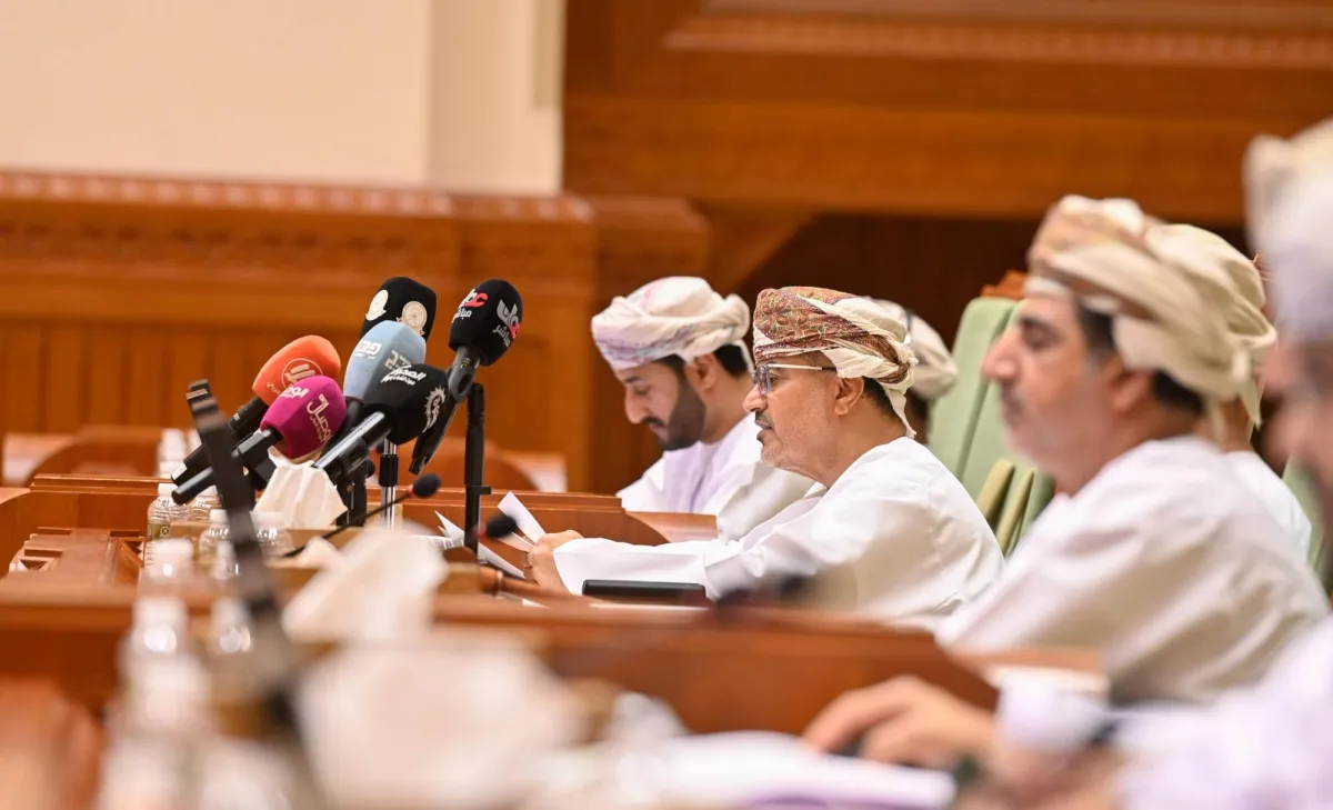 وزير النقل العماني يؤكد عدم فرض رسوم عبور على السفن في مضيق هرمز