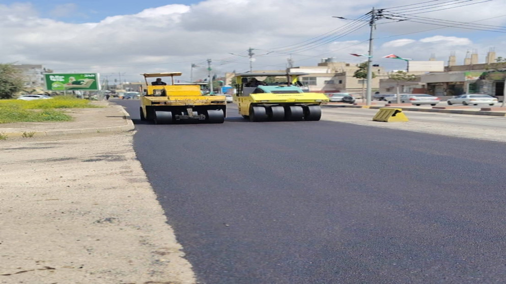 بلدية بني عبيد تستكمل تعبيد طريق اربد عمان