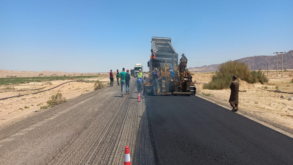 الاشغال تطلق اعمال صيانة طريق وادي عربة لتعزيز السلامة