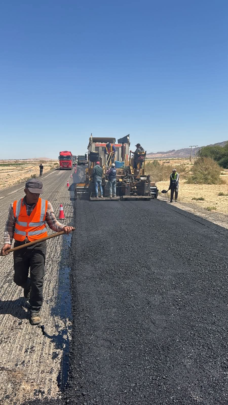 اعادة تزفيت طريق وادي عربة