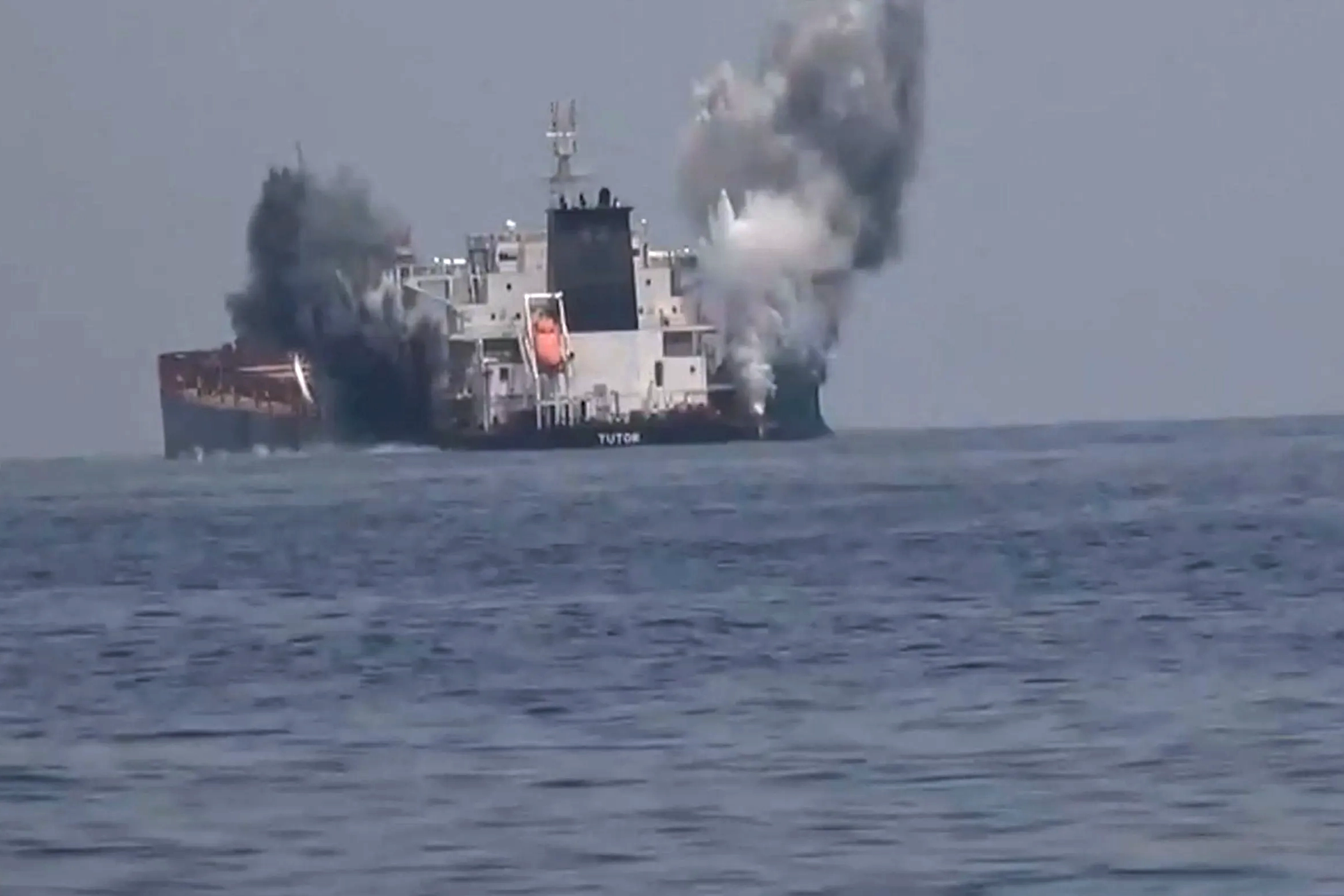 تهديد باغلاق باب المندب يثير مخاوف من شلل التجارة العالمية