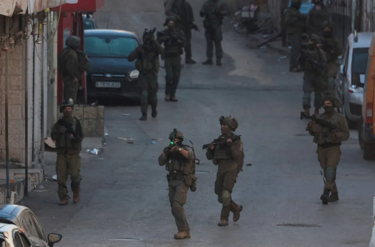 مستوطنون يقطعون طريق أطفال فلسطينيين الى مدارسهم باسلاك شائكة