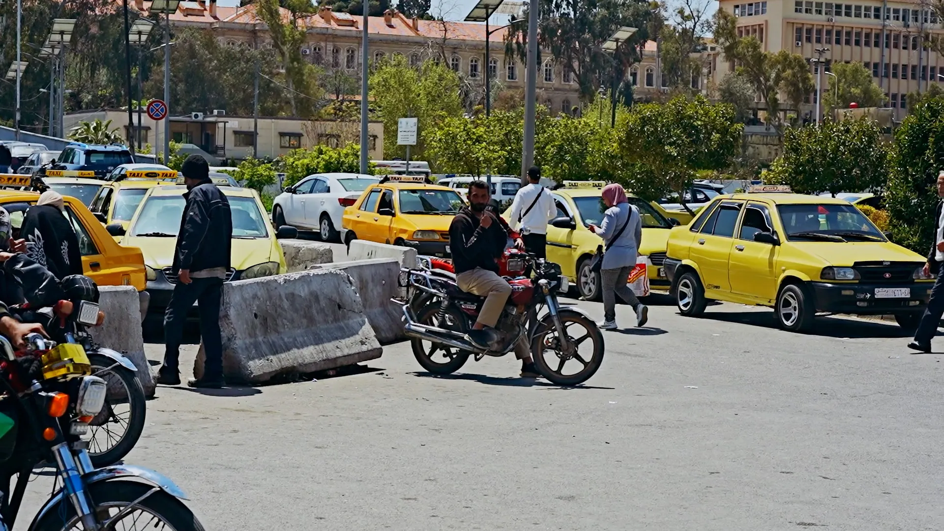 سائقو التاكسي الاصفر بدمشق يطالبون بتنظيم النقل