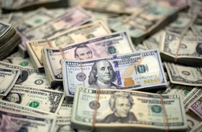 امريكا توقف شحنات الدولار وتجمد التعاون الامني مع العراق