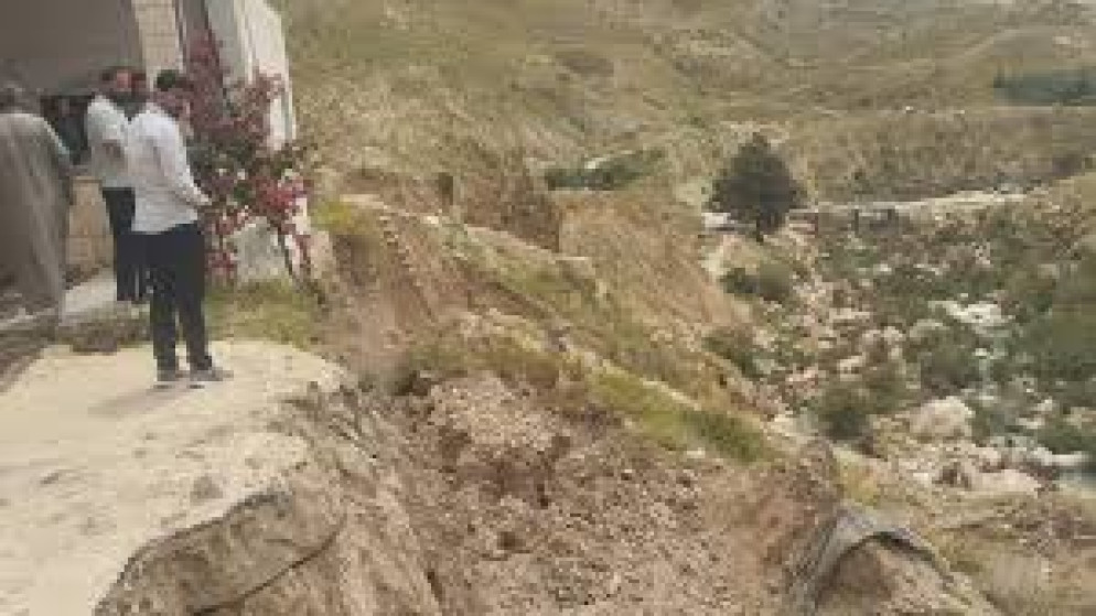 اوقاف مادبا تغلق مسجد الهيدان احترازيا بسبب انهيارات ترابية