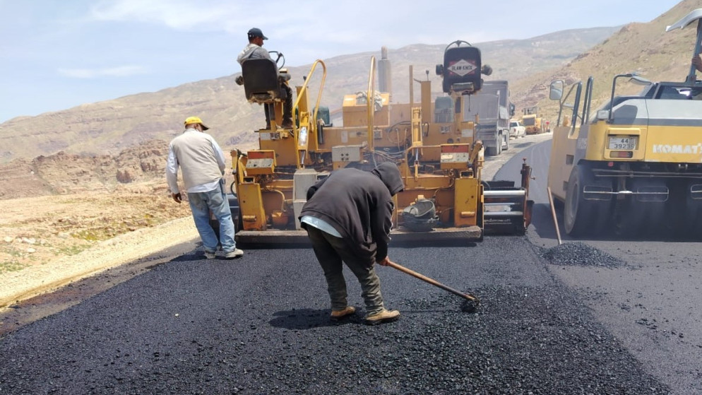 إنجاز أعمال الخلطات الإسفلتية في طريق كثربا الأغوار