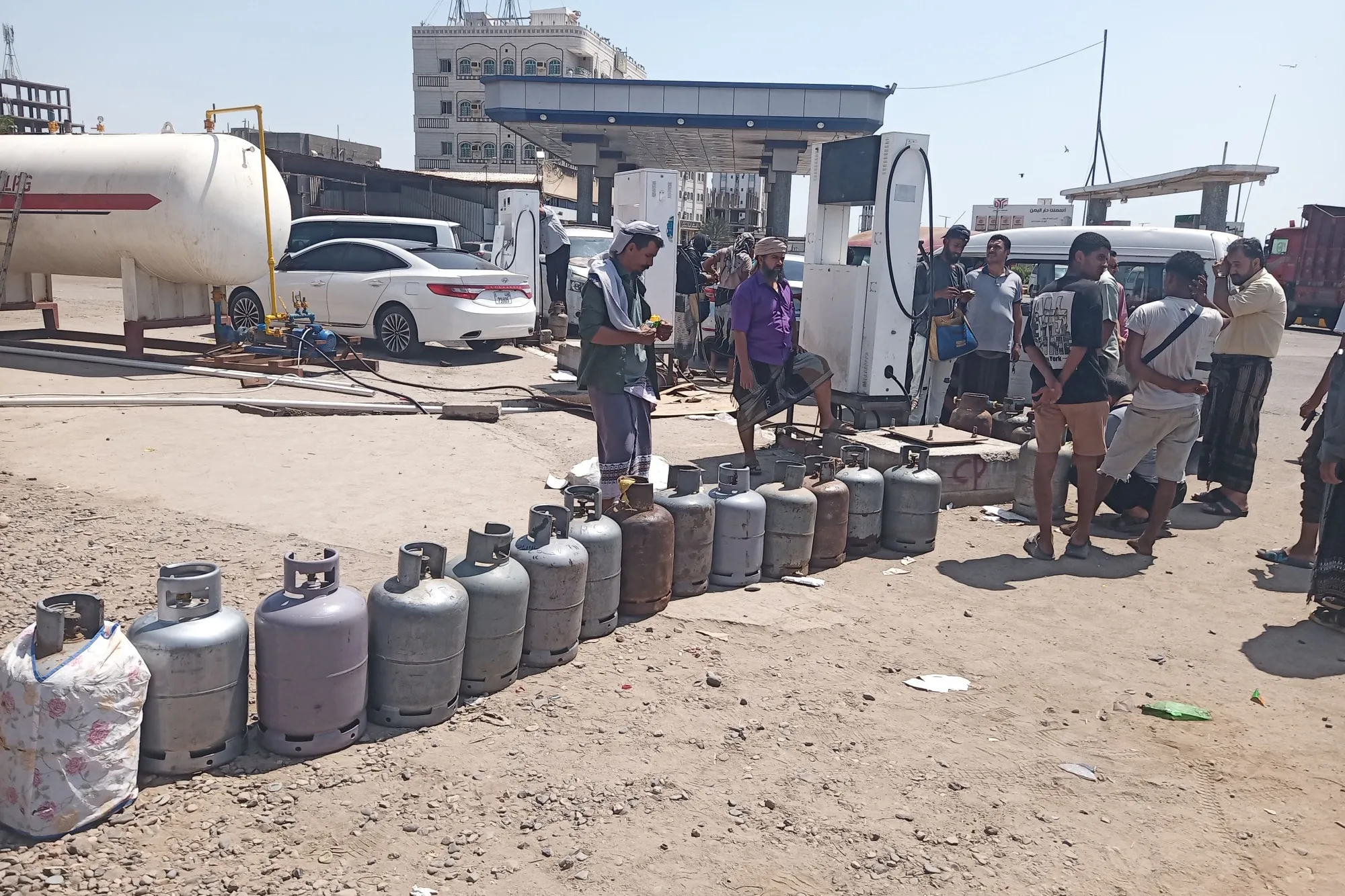 ازمة غاز تخنق عدن: طوابير ومعاناة مستمرة