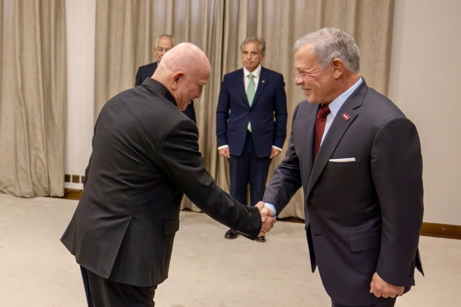 المجالي يؤدي اليمين امام الملك 