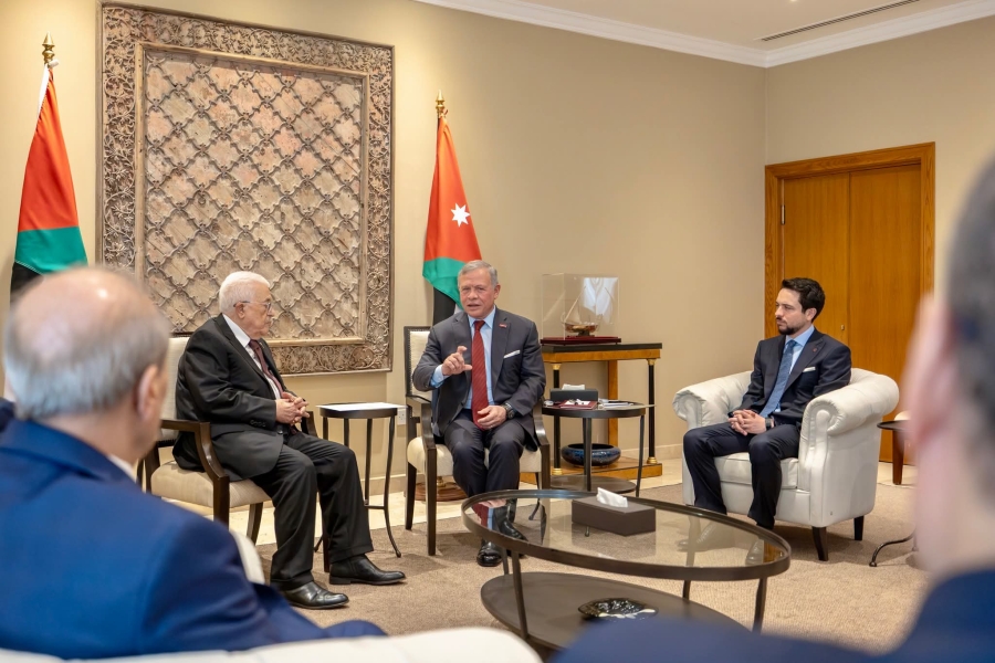 الملك يستقبل الرئيس عباس