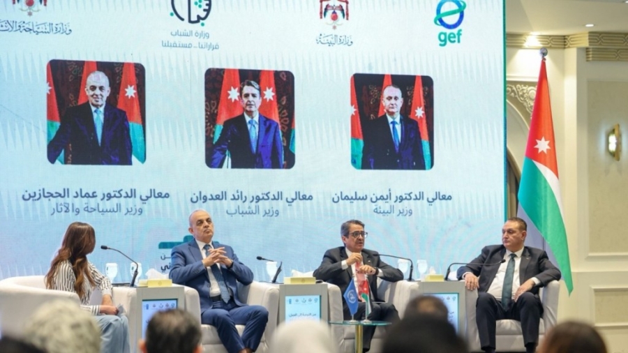 طلبة صيدلة عمّان الأهلية يشاركون بملتقى وطني لدعم استراتيجية النظافة والحدّ من النفايات