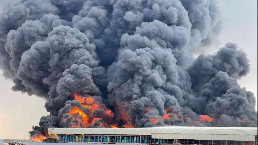 اخماد حريق شب داخل مصنع إطارات في المفرق