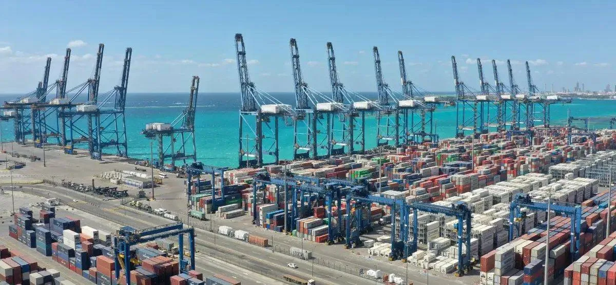 السعودية تعزز نفوذها اللوجستي بتحالفات بحرية وخطوط ملاحية جديدة