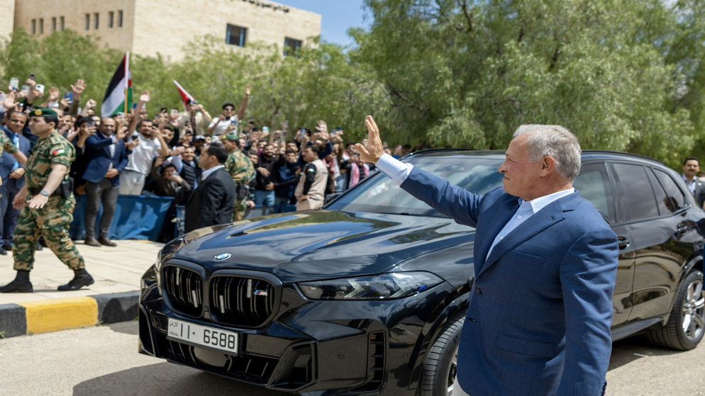 الملك يزور الزرقاء ويلتقي وجهاء المحافظة