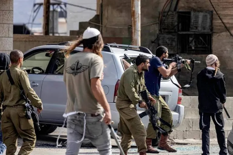 مستوطنون يجبرون فلسطينيين على اعادة دفن جثمان والدهم بالضفة