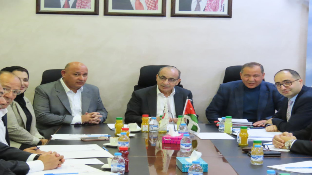 وزير الادارة المحلية يبحث ملفات البلديات في جرش وعجلون