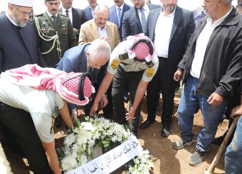 مندوباً عن الملك وولي العهد.. العيسوي يشارك في تشييع جثمان الوزير والعين الساكت