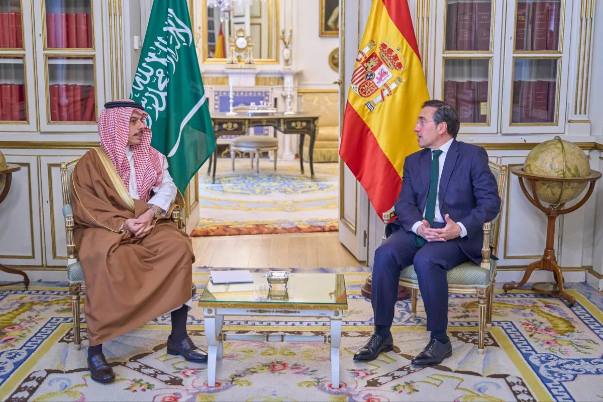 السعودية تشدد على أهمية عودة الملاحة في هرمز