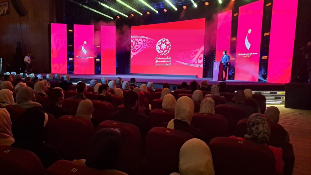 وزير التربية يكرم الفائزين بجوائز التميز التربوي نيابة عن الملكة رانيا