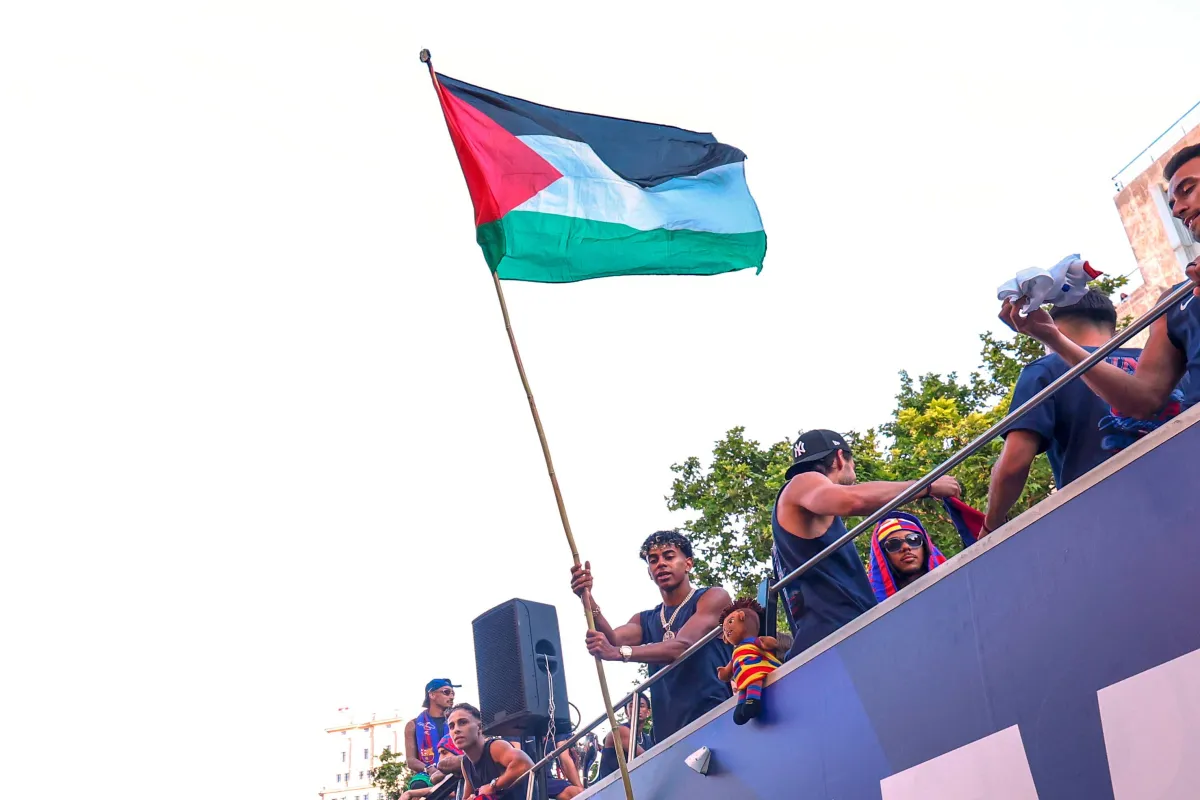سجال بين إسرائيل وإسبانيا بسبب رفع لامين يامال علم فلسطين