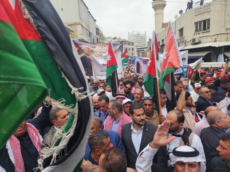 المحافظات والارياف والبوادي والمخيمات من وسط البلد يهتفون