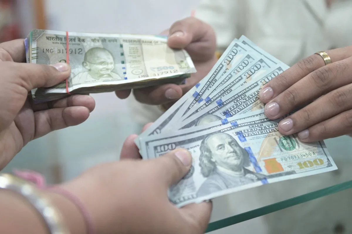 استقرار الدولار بعد تراجع التوترات الجيوسياسية