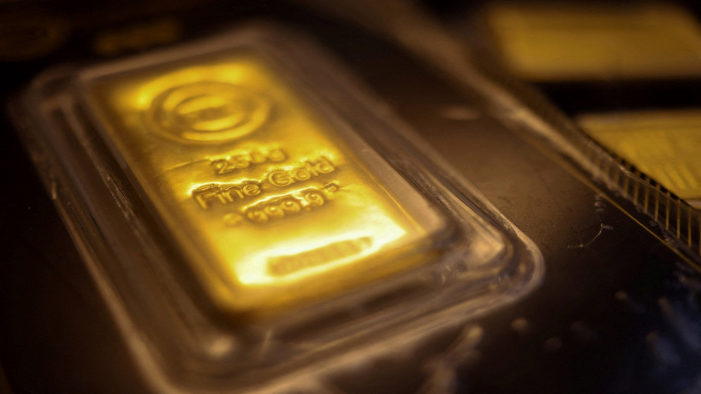 صعود الذهب مع تراجع الدولار وتقييم المستثمرين لاتفاق السلام