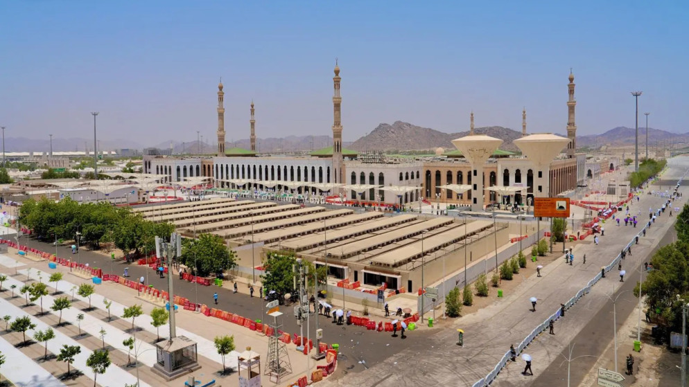 حجاج بيت الله يتوافدون على مسجد نمرة بعرفات