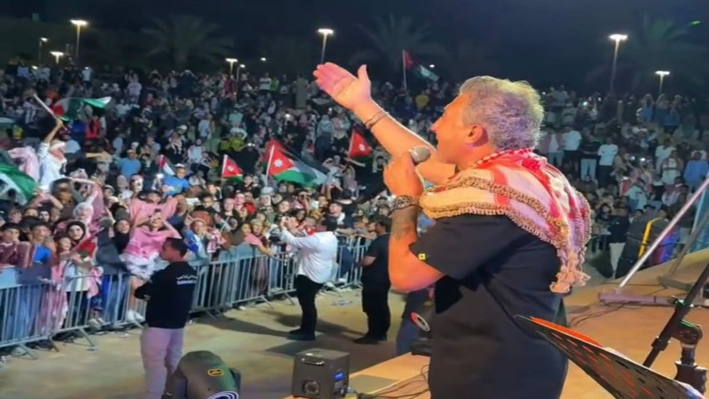 احتفالات عيد الاستقلال تجذب الالاف في كورنيش البحر الميت