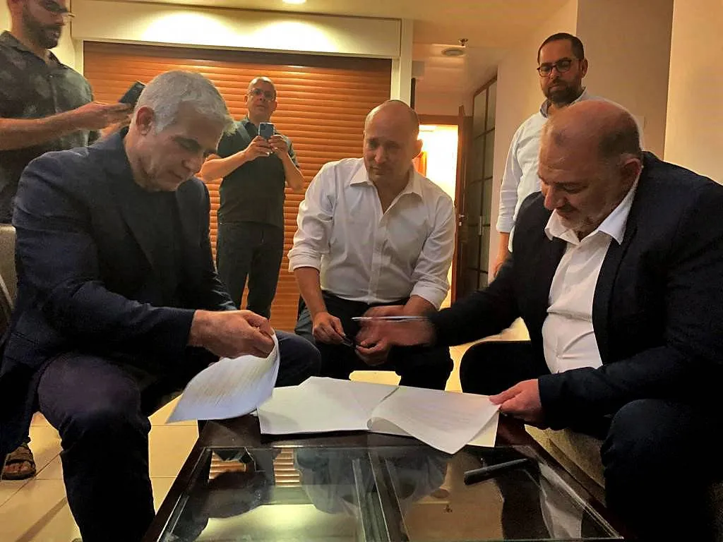 نتنياهو يثير الجدل بخطة لشطب حزب عربي بتهمة دعم غزة