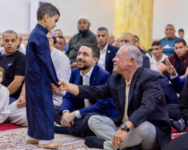 الملك يؤدي صلاة عيد الاضحى بالعقبة