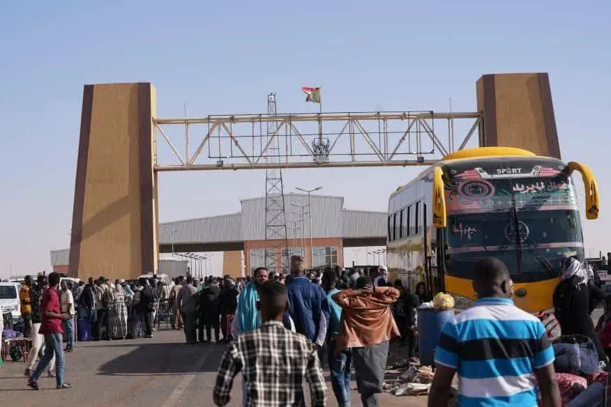تكدس معبر ارقين وارتفاع التكاليف يعيق عودة السودانيين من مصر