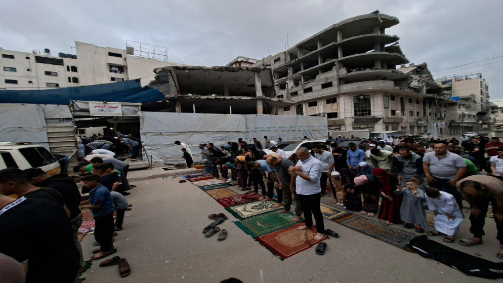 فلسطينيون يؤدون صلاة عيد الاضحى على انقاض المساجد في غزة