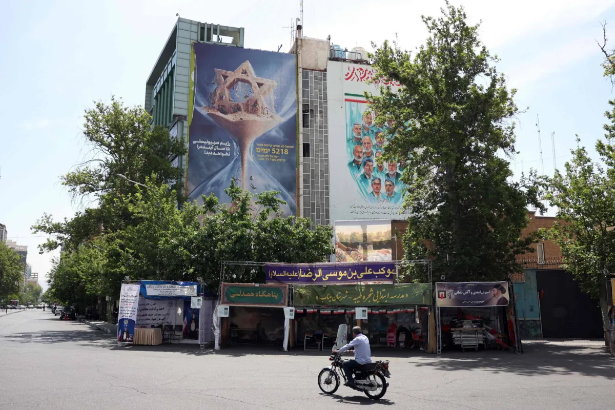 واشنطن وطهران تتبادلان الضربات وتقتربان من تفاهم حول مضيق هرمز